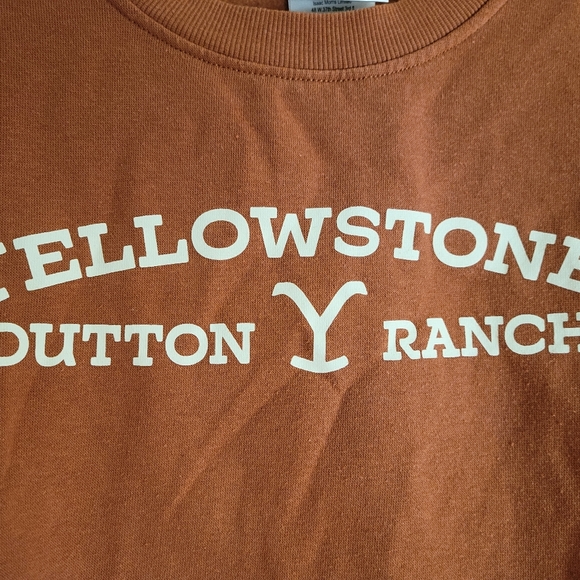 Yellowstone dutton ranch Crewneck Graphic Sweatshirt size med - Picture 2 of 3
